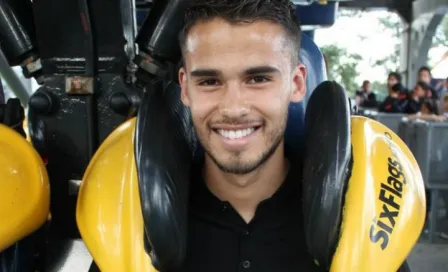 Diego Reyes se divierte como niño en Six Flags