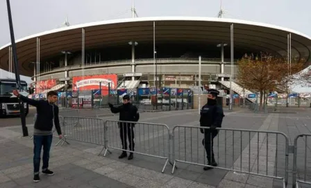 Explosión atemoriza aficionados a las afueras del Stade de France