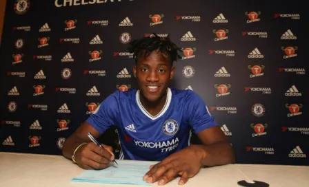 Michy Batshuayi firma contrato con Chelsea