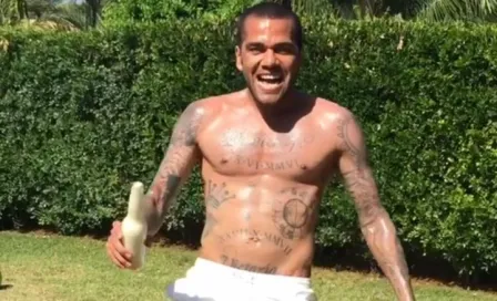  Dani Alves estalla de alegría tras abrir cerveza con una patada