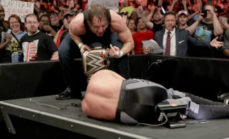 Seth Rollins sucumbe ante el ataque de Dean Ambrose