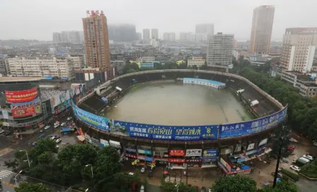 Estadio chino se convierte en piscina por fuertes lluvias