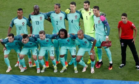 Recogepelotas se cuela en foto oficial de Portugal 