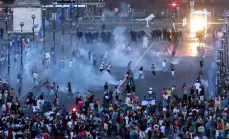 Aficionados y policías se enfrentan en la Torre Eiffel