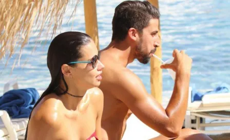 Captan a Khedira y Adriana Lima juntos en la playa