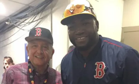 AMLO presume foto con 'Big Papi' en el partido de las estrellas