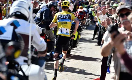 Froome pierde su bicicleta y corre el Tour de Francia