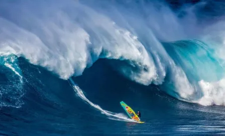 Windsurfista se enfrenta a las olas más grandes del mundo