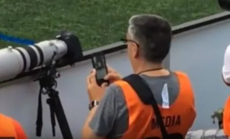 Fotógrafo juega Pokémon Go en pleno partido 