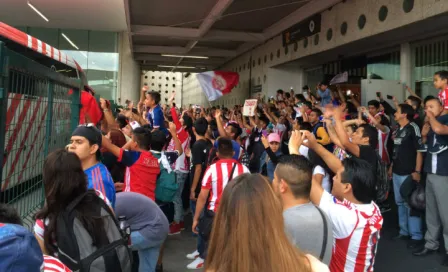 Chivas llega a la CDMX entre cánticos y porras 