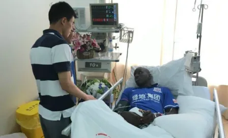  Demba Ba recibe visita de jugador que lo lesionó