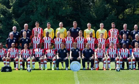 Guardado y Moreno lucen uniforme del PSV en foto oficial