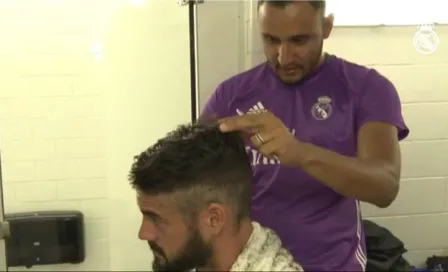 Keylor Navas muestra sus habilidades como peluquero