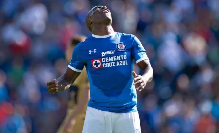 Afición de Cruz Azul abuchea a Guerrón tras salir de cambio