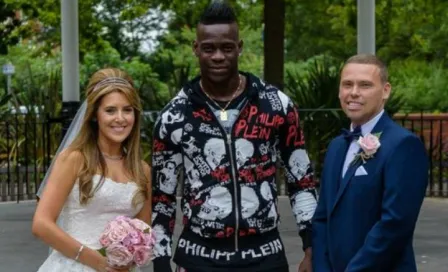 Balotelli hace felices a novios al salir en fotos de boda