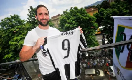 Higuaín es recibido como ídolo por tifosi de la Juve