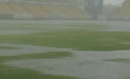 Diluvio convierte en 'alberca' cancha del estadio Banorte