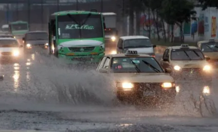 Lluvia en CDMX inunda centro comercial y tira árboles 