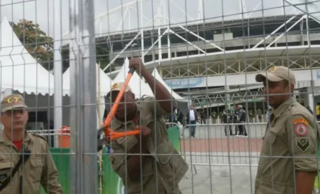 Bomberos 'héroes' abren estadio de juego inaugural