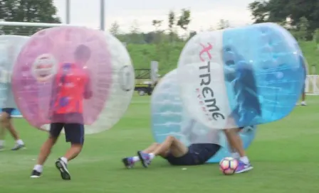 Barcelona tiene entrenamiento dentro de pelotas gigantes