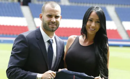 Novia de Jesé roba miradas en presentación del jugador