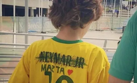 Niño brasileño reprocha a Neymar y lo tacha de su camiseta