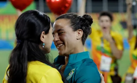 Jugadora brasileña de rugby se compromete en estadio