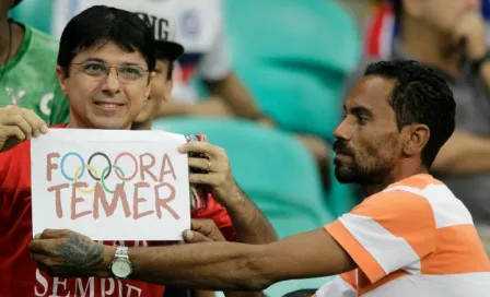 Aficionados protestan contra presidente brasileño en futbol femenil