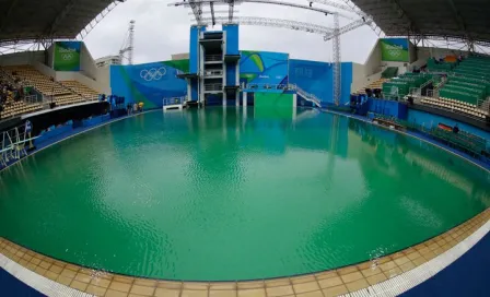 Agua verde en fosa de clavados fue por sol y algas