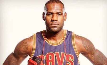 LeBron James firma contrato con Cleveland por 100 mdd