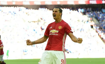 Ibrahimovic calla críticas y descarta ser arrogante