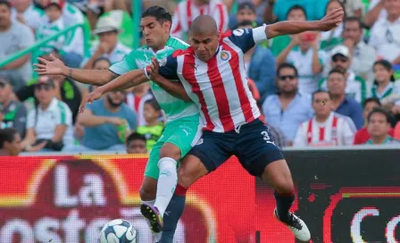 Carlos Salcido sale lesionado del partido contra Santos 