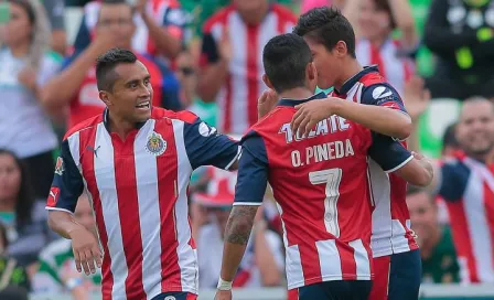 Chivas vence a Santos con golazo de Zaldívar