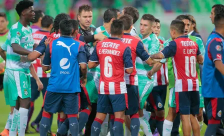 Trifulca en las gradas en el Santos-Chivas