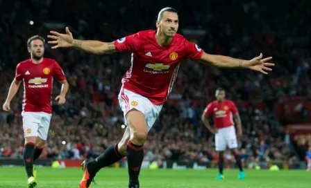 Zlatan guía al Manchester United a victoria en J2 de Premier