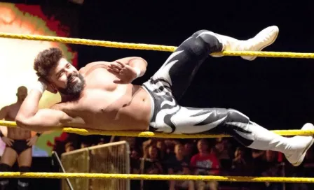 Andrade 'Cien' Almas cae contra Bobby Roode en TakeOver