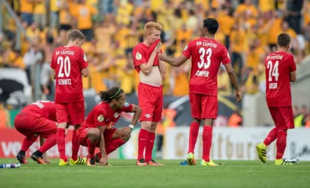 Aficionados del Dresden arrojan una cabeza de toro durante juego