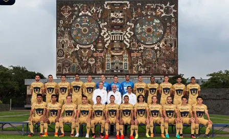 Pumas se toma foto oficial con la Biblioteca Central de fondo