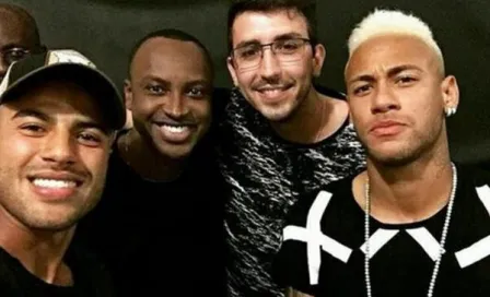 Neymar imita a Messi en cambio de look