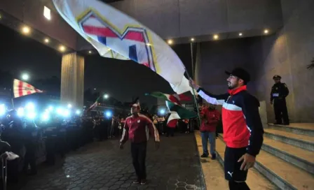 Afición de Chivas brinda serenata a jugadores del Rebaño