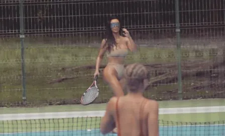 Kim Kardashian juega al tenis luciendo sexy bikini