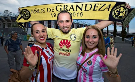 Aficionados llevan el ambiente del Clásico al Azteca