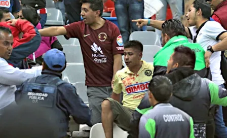 Americanistas agreden a aficionados de Chivas en el Azteca 