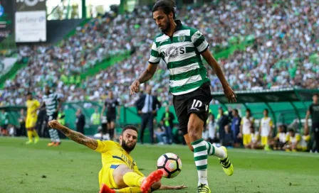 Layún logra asistencia en derrota del Porto en Clásico portugués