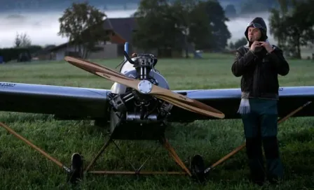 Hombre construye avión de madera para ir a trabajar