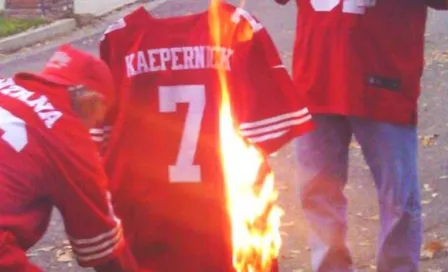 Fans de 49ers protestan contra Kaepernick y queman su jersey