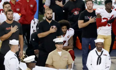 Kaepernick contagia actitud durante himno de Estados Unidos