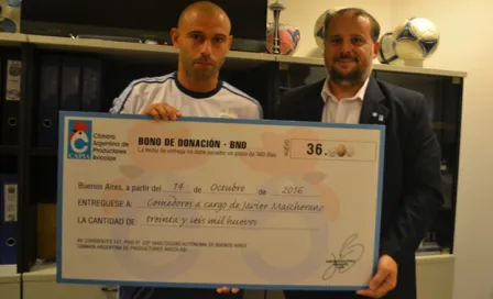 Mascherano realiza un donativo de muchos huevos