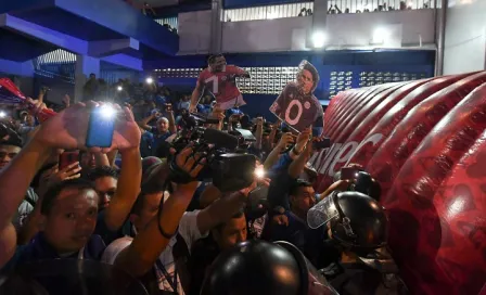 Salvadoreños reciben al Tri bajo el grito de "¡7-0!"