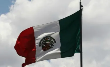 Militares izan al revés bandera de México en Colima 